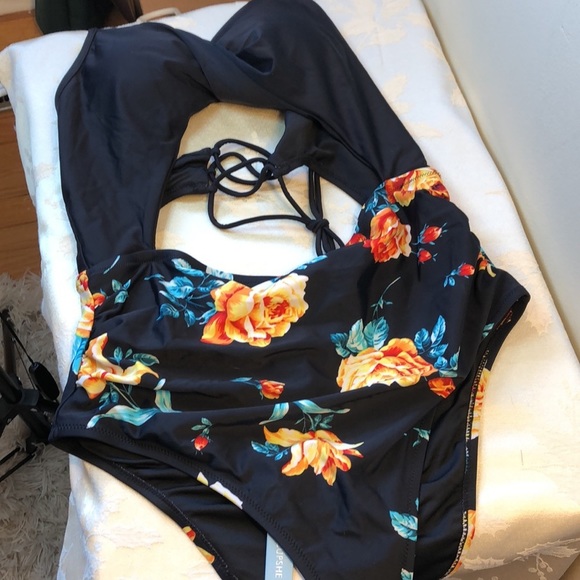 NWT XXL Cupshe cutout one piece black and floral bathing suit - Picture 8 of 8